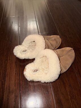 UGG Chestnut Brown Slip-On Shearling Mules with Cream Lining